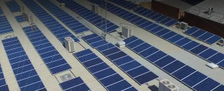 Paineis solares em telhado de prédio para Energia solar fotovoltaica supera 10% na matriz energética