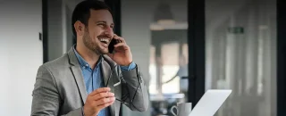 Homem ao celular sorrindo para artigo Renda Extra para Integradores em Usinas de Locação