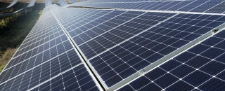 Parque de energia solar fotovoltaica com painéis solares instalados em larga escala, gerando energia limpa e renovável no Brasil.