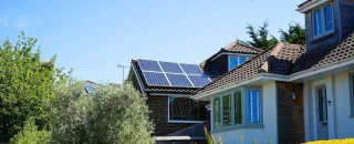 Energia solar em condomínio residencial: a forma mais prática (e eficiente) de economizar nas contas de energia