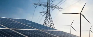 Painéis solares, turbinas eólicas e linhas de transmissão representando fontes renováveis no mercado livre de energia em 2025.