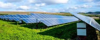locacao-de-usina-solar-geracao-distribuida.webp Usina solar em funcionamento com painéis fotovoltaicos, exemplo de locação de usina solar em área rural gerando energia limpa e sustentável.